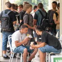 Ne le v šoli, tudi izven nje si novogoriški šolarji radi privoščijo hamburgerje in podobno (ne preveč zdravo) hitro hrano   