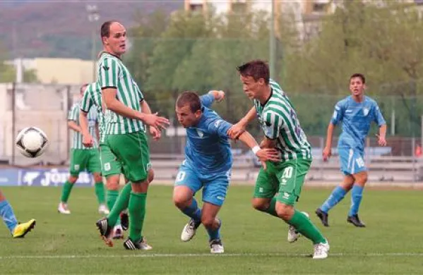 Dejan Žigon (v sredini) bo tudi proti Aluminiju deležen prijemov gostujoče obrambe