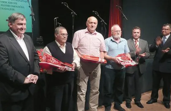 Krvodajalcem rekorderjem (v sredini z leve:  Stanislav Frelih,  Anton Smrdelj in Alojz Blažek) so čestitali predsednik OZRK Luka Kaluža (drugi z desne) ter postojnski župan  Jernej Verbič in pivški podžupan  Boris Rebec