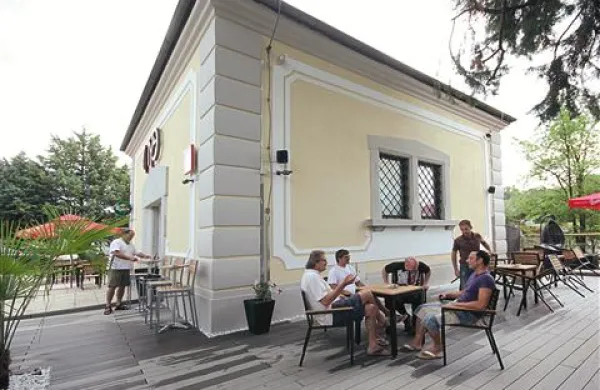 Nekateri ne menijo le, da bife ob judovskem pokopališču ni primeren, ampak tudi niso prepričani, da je “zakonit” 