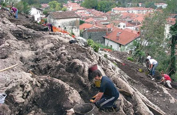 Strmo pobočje pod Starim gradom nad Vipavo skriva številne ostaline iz davne preteklosti