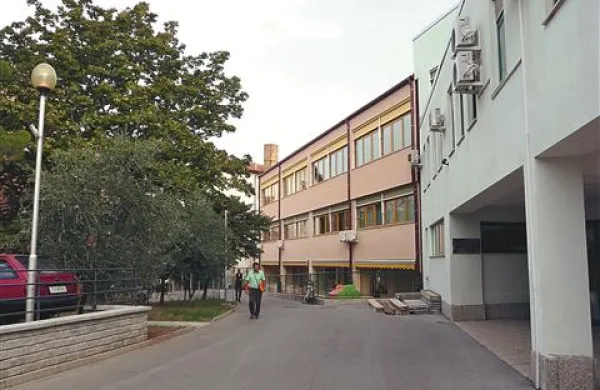 Kjer je bilo nekoč 220 kvadratnih metrov terase (rožnata stavba), je Makro 5 zgradil  nove učilnice 