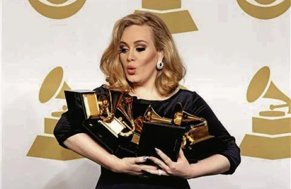 Adele je februarja držala v naročju prestižne grammyje, zdaj pa svojega  novorojenega sina