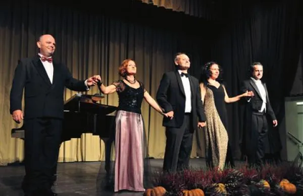 V Hrvatinih so nastopili (z leve) tenorist  Jure Kušar, sopranistka Vlatka Oršanič, solo violinist Igor Grasselli, pianistka Jelena Boljubaš in tenorist Edvard Strah 
