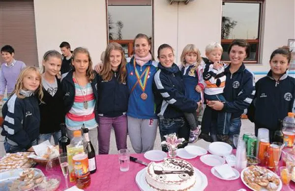  V novogoriškem KUK so svečano pričakali tudi drugo slovensko dobitnico medalje s svetovnega prvenstva v umetnostnem kotalkanju  Niko Arčon
