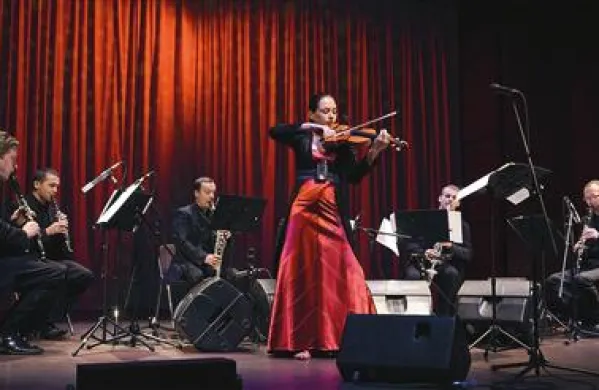 Violinistka Anja Bukovec je v novogoriškem kulturnem domu nastopila s sekstetom klarinetov Parnas