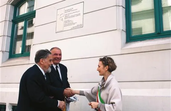Repliko spominske plošče Pasoliniju je v Casarso odnesla njena županja Lavinia Clarotto