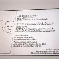   Plošča Pier Paolu Pasoliniju na idrijski mestni hiši