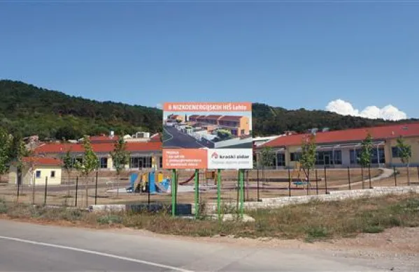Od 1. septembra lani, ko so se v nov vrtec vselili malčki, je vrtec, skupaj z vso opremo in zemljiščem, prešel v last Kraškega zidarja, ki ga je zgradil. Občina bo zanj 20 let plačevala najemnino, po 20 letih pa bo spet njena last, tako kot zemljišče pod njim.