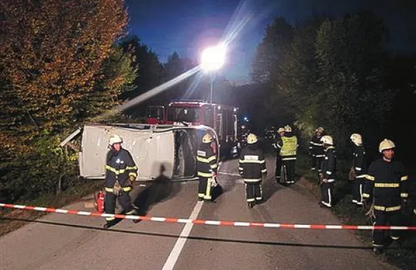 V petek zvečer se je pri Podgori pri Ložu prevrnil kombi, naložen s plinskimi jeklenkami