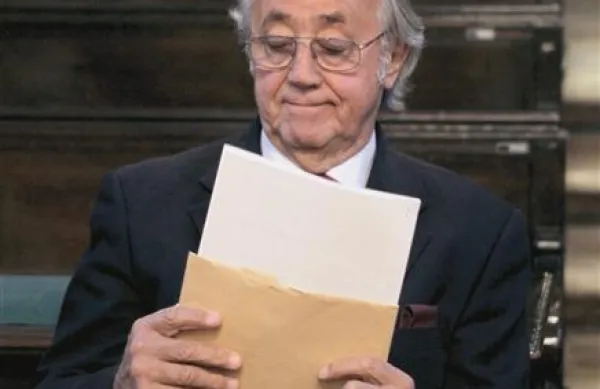 Poslovnež Walter Wolf je svojemu zagovorniku Andreju Kacu sporočil, da se zdravi v bolnišnici in čaka na izvide
