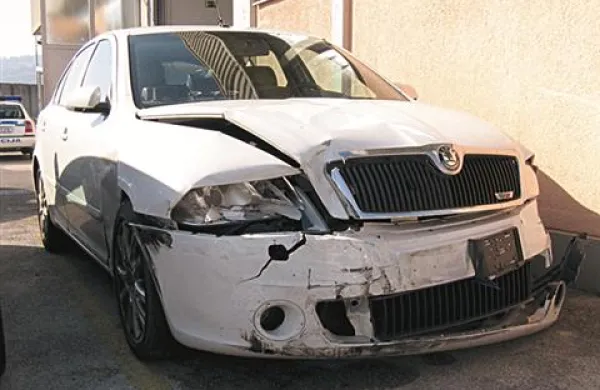 Poškodovani avtomobil, s katerim so koprski policisti lovili 28-letnika z belim audijem A3