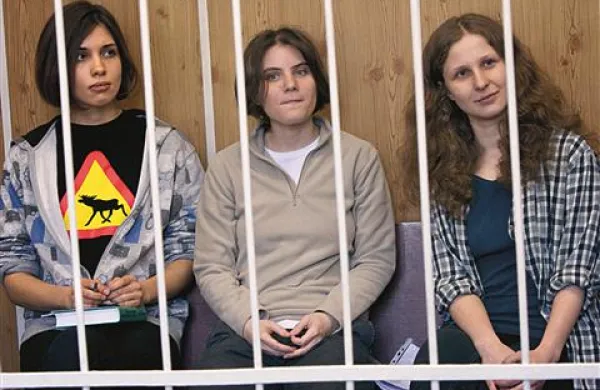 Članici ruske punk skupine Pussy Riot so odpeljali v delovni taborišči, eno pa so pogojno izpustili