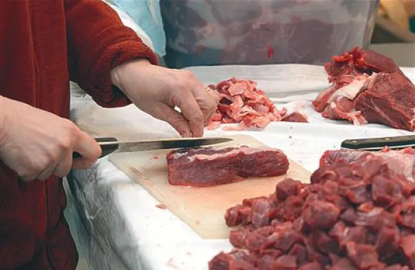   Natančni predpisi odrejajo strog nadzor nad kakovostjo, poreklom in kontrolo vseh živil, kamor sodi tudi meso