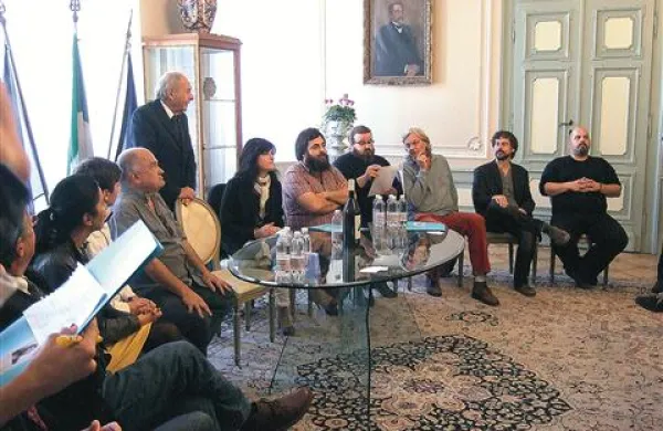 Filmsko ekipo z režiserjem Matteom Oleottom (peti z desne) je na včerajšnji novinarski konferenci na goriški občini pozdravil tudi goriški župan Ettore Romoli 