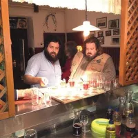 Na snemanju filma, režiser Matteo Oleotto in glavni igralec Giuseppe Battiston 