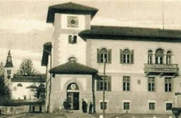 Sedaj propadajoča, donedavno dominantna stavba nekdanje restavracije Adrie, kjer je bilo še prej sodišče in po vojni zdravilišče za tuberkulozo 
