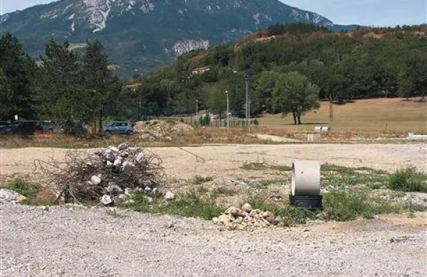 Na zapuščeno gradbišče, ki je ostalo po propadu Primorja, naj bi se prihodnjo pomlad le vrnili gradbinci. V Ajdovščini upajo, da se ne bo zgodilo še eno “primorje”. 