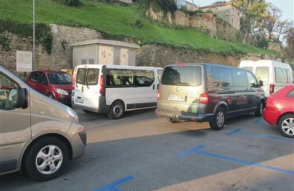Agenti služijo, taksisti pa ostajajo praznih rok