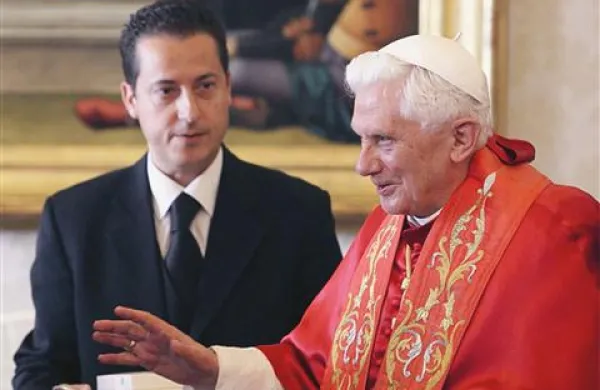 Nekdanji majordom papeža Benedikta XVI. Paolo Gabriele bo 18-mesečno zaporno kazen prestajal v Vatikanu in ne v Italiji