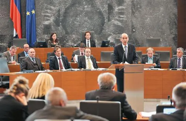 Predlog proračunov za prihodnji dve leti po besedah premiera Janeza Janše predstavlja jasen signal domačim in tujim partnerjem, da se je Slovenija lotila ukrepov resno in preudarno. To je dokument, ki vodi stran od krize, na pot ponovne rasti, je ob predstavitvi proračunskih dokumentov v DZ dejal Janša.