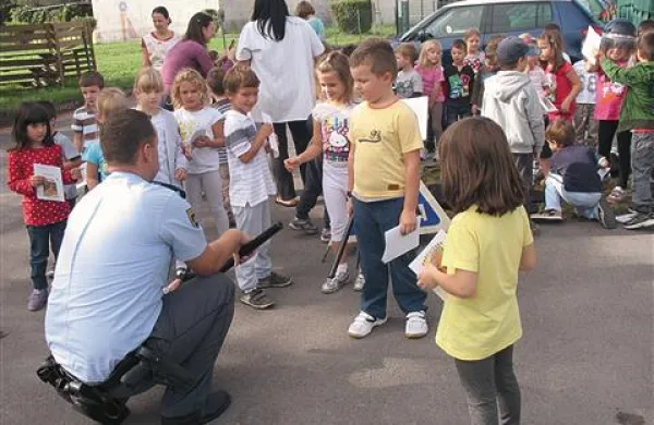 Policist je otrokom razkazal vso opremo, ki jo potrebuje pri delu