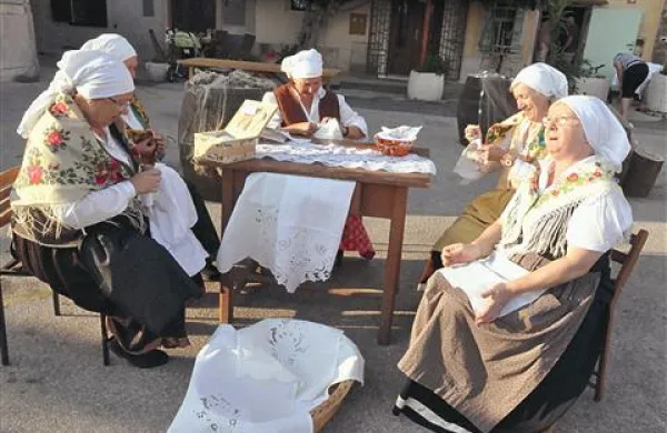 Valmarinke julija letos, ko so se v Piranu udeležile prireditve Živeti z mojem