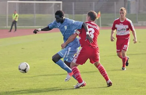 Welle N'diaye (v modrem dresu) zaradi rdečega kartona ne bo igral v Kidričevem 