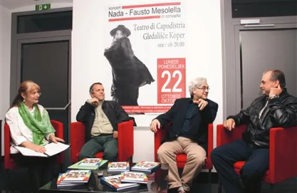 Jubilejno knjigo o drugem desetletju Folkesta so v pogovoru z Ljubo Sušanj predstavili (z leve) Roberto Colussi, Andrea Del Favero in Fulvio Richter