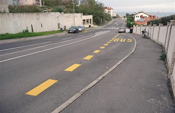 Stanovalci ob Krožni cesti bi del avtobusnih postajališč žrtvovali  za ureditev parkirnih mest, vendar se v koprski občini s takšnimi predlogi ne strinjajo