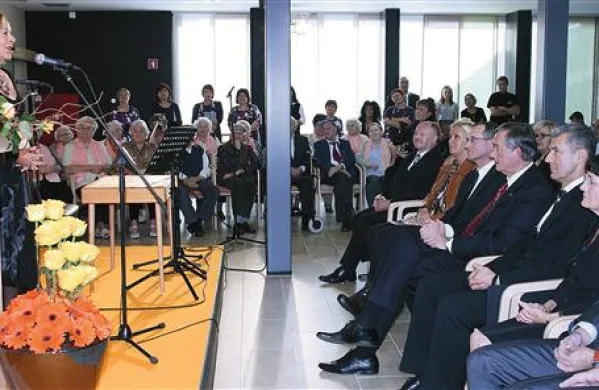 Samo Beričič, Milena Zupančič, Danilo Türk in Stojan Petrič (z leve) so simbolično odprli novi dom upokojencev