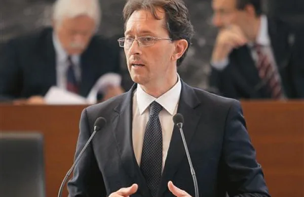 Gregor Virant je  podporo opozicijskemu predlogu napovedal le zato, da bi pritisnil na koalicijo 
