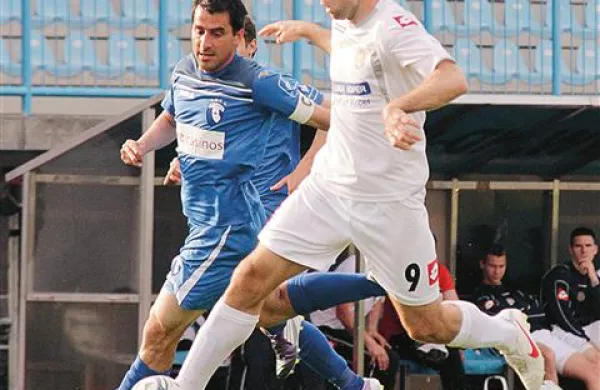 Ivan Brečević (v belem dresu) je poskrbel za koprski zadetek v Kranju