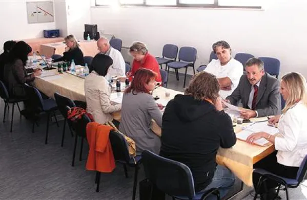 Člani sveta SBI včeraj niso razpravljali o zaupnici direktorju Janiju Derniču