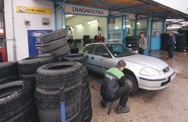 Policisti pred snežnim vikendom voznike opozarjajo, naj svoja vozila opremijo z  zimsko opremo 