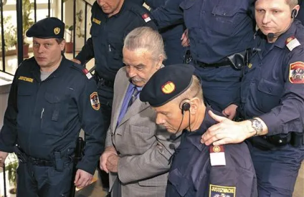 Zloglasni Josef Fritzl, ki je 24 let zlorabljal hčer in jo zadrževal v ujetništvu, se je ločil od soproge, ker ga ni nikoli obiskala v zaporu
