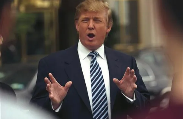 Donald Trump je v petminutni izjavi  ponovil že velikokrat slišano desničarsko teorijo zarote o tem, da naj bi Obama ne bil rojen v ZDA in da je njegovo bivanje v Beli hiši zato nezakonito