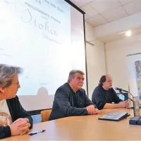 Digitalizirane dokumente 1. tržaškega procesa so javnosti predstavili člani  društva TIGR Primorske. Od leve proti desni: Ivica Švab, Miha Pogačar in Dejan Kozina