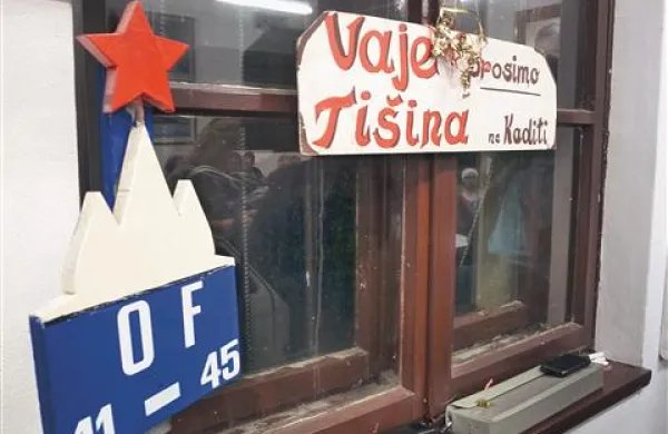 Simboli upora slovenskega naroda med drugo svetovno vojno in nekoliko bolj vsakdanja opozorila v prostoru, kje pevci vadijo