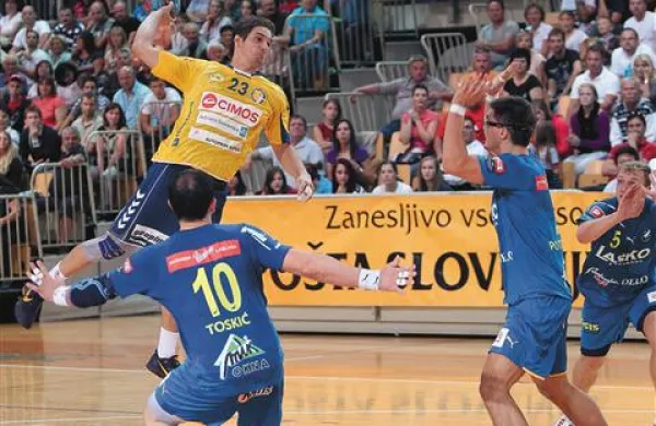 Nikola Manojlović (na fotografiji z žogo) bo jutri zaigral proti bivšemu klubu  