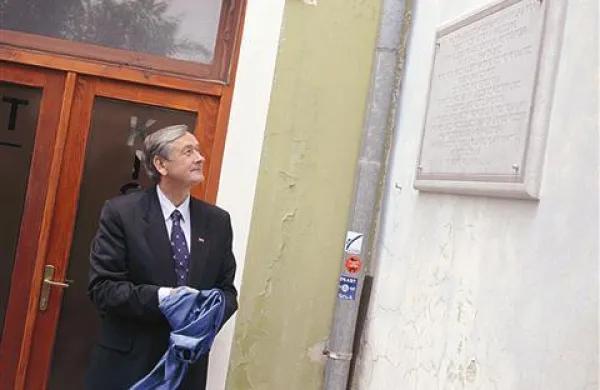 Predsednik republike Danilo Türk je ob 800. letnici začetka javnega šolstva v Izoli odkril prenovljeno spominsko ploščo v spomin na ustanovitev gimnazije leta 1794