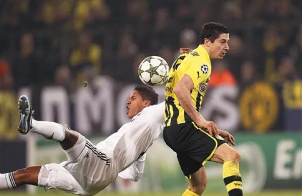 Robert Lewandowski (na fotografiji v rumenem dresu) je prispeval prvi zadetek za zmago Borussie nad Realom