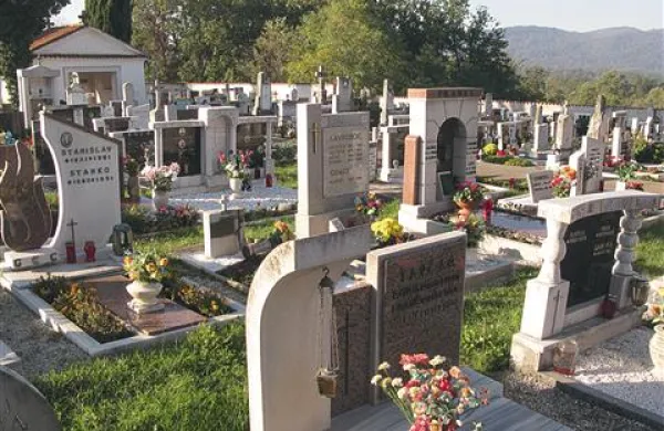 Vsi kraji v sežanski občini se ne strinjajo s tem, da bi urejanje svojega pokopališča, za povrh še za višjo ceno, dali v roke enemu koncesionarju. Nekatere krajevne skupnosti bi za svoja pokopališča raje skrbele same.   