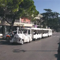 Ena od postaj vlakca je tudi pri hotelih v središču Portoroža, kjer imajo svoja postajališča tudi taksisti