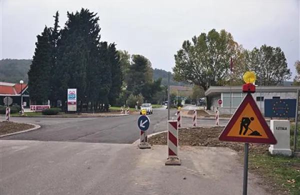 Na nekdanjem mejnem prehodu Lazaret so odstranili nadstrešnico