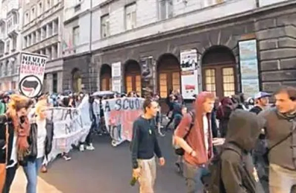 Na ulicah Trsta je danes protestiralo več sto dijakov