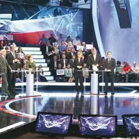 Prizorišče soočenja s tribunami za navijačev vsakega od kandidatov
