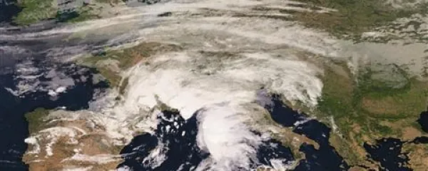 Včeraj je naše kraje že zajel sredozemski ciklon, izrazita hladna vremenska fronta s polarnim zrakom pa se je začela spuščati proti Alpam