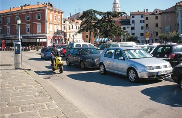 Zaradi ropa, ki se je pred več kot štirimi leti zgodil v hiši na izolskem Velikem trgu, je na zatožno klop sedel prvi od trojice obtoženih