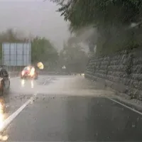 Hudournik je tuširal cestišče in avtomobile